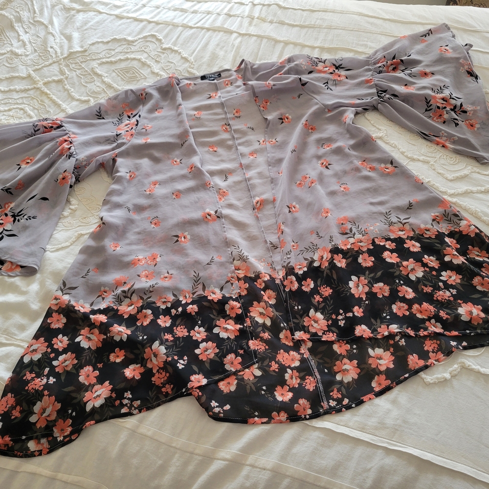 Torrid Gray Floral Kimono
